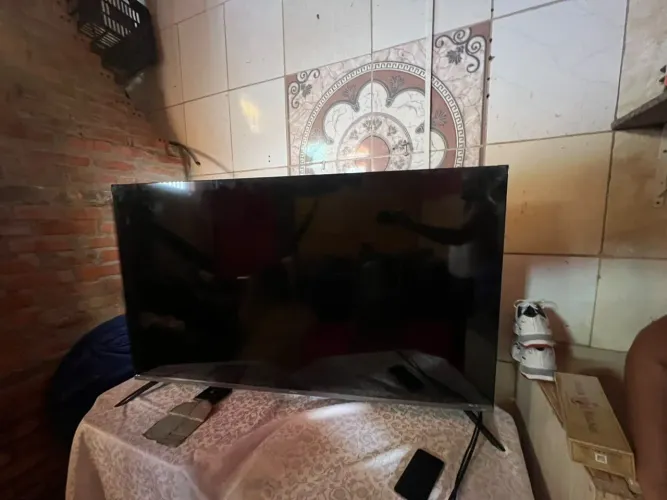 Vende se televisão
