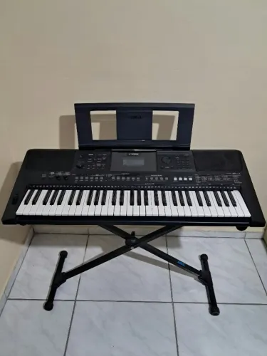 Teclado Yamaha PSR-E463 + pedal + suporte + capa - completo e funcionando 100%