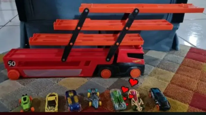 Caminhão cegonha hot wheels com 7 carrinhos