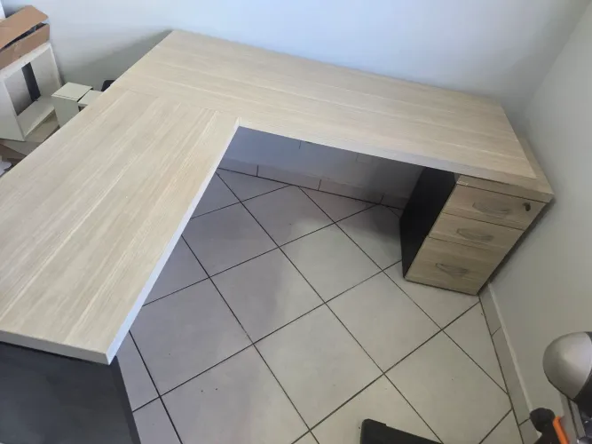 Mesa de escritório em L