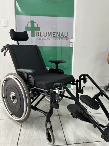 Cadeira de Rodas Reclinável com elevação de pernas 