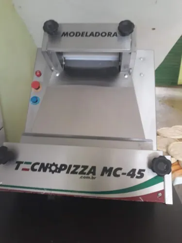 Vendo modeladora de pizza semi nova usada muito pouco. *