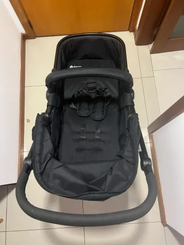 Carrinho de bebê com Moisés + bebê conforto