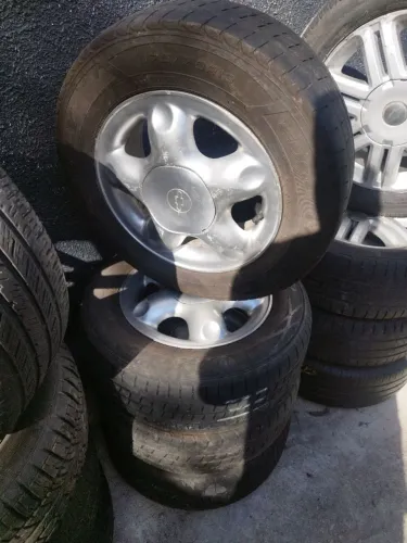 Vendo jogo de rodas aro 13 gm Corsa originais pneus de brinde