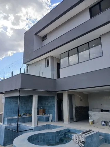 Sou pintor a mais de 25 anos faço todo serviço de pintura orçamento gratuito moro no São