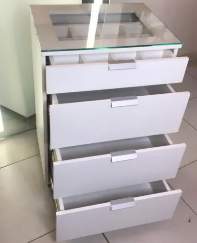 Mesa De Cabeceira Com Tampo De Vidro/Rodízio 