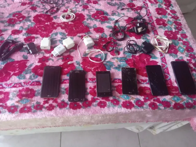 Vendo varios celulares pra tirar pecas ou arrumar 