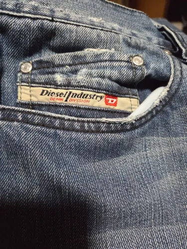 CALÇA DIESEL ORIGINAL ITALIANA  , COM PEQUENO RASGO NA PERNA  !