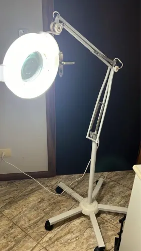 Luminária Lupa Articulada Tripé com rodinhas 