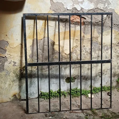 Vendo um portão de aço valor 400 reais