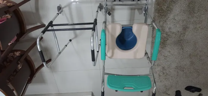 Cadeira de banho higiênica em alumínio reforçado Até 100kg + Andador 