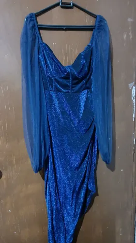 Vestido azul brilhante