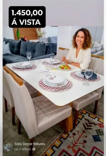 Mesa de jantar 135 x 90 cadeiras estrutura em madeira.