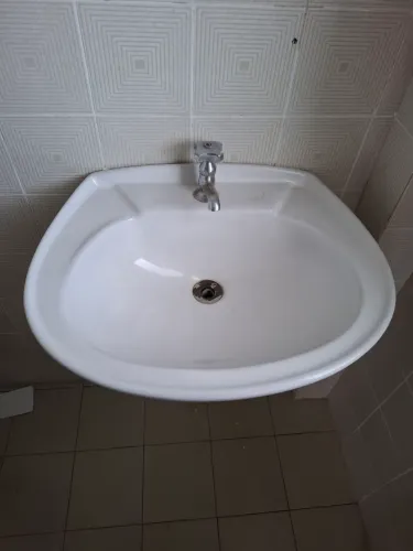 LAVATÓRIO BRANCO COM TORNEIRA. MEDIDAS 53 LARGURA X 42,5 PROFUNDIDADE