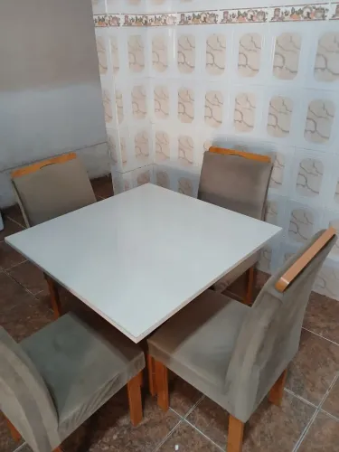 Vendo uma geladeira, Uma mesa com 4 cadeiras/ e um guarda roupa de casal , 