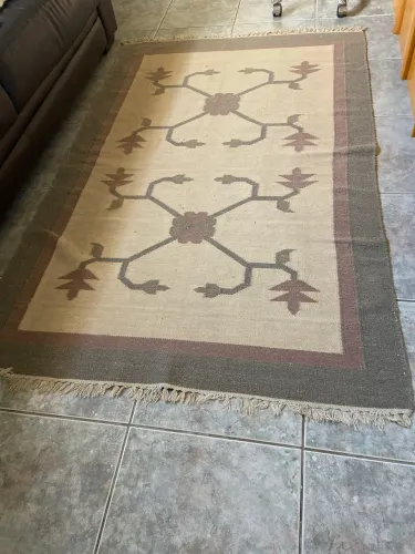 Tapete kilim dhurrie feito a mão.