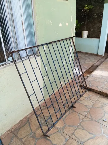 Vende-se essas 3 grades de ferro para janelas Valor 350.00
