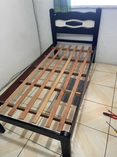 Cama de Solteiro. Madeira