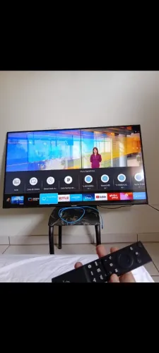 Tv smart 4 k 60 polegadas mais 3 mil canais porém tem listra fio de cabelo