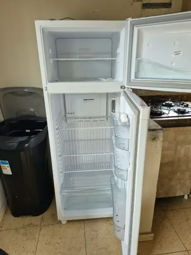 Vende se geladeira consul 2 portas e o tanquinho também está a venda .
