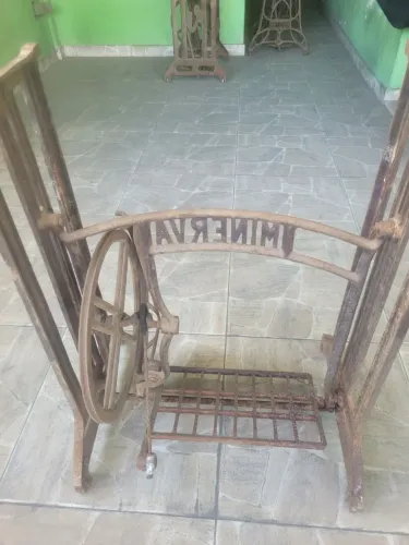 Pé de máquina antigo Minerva