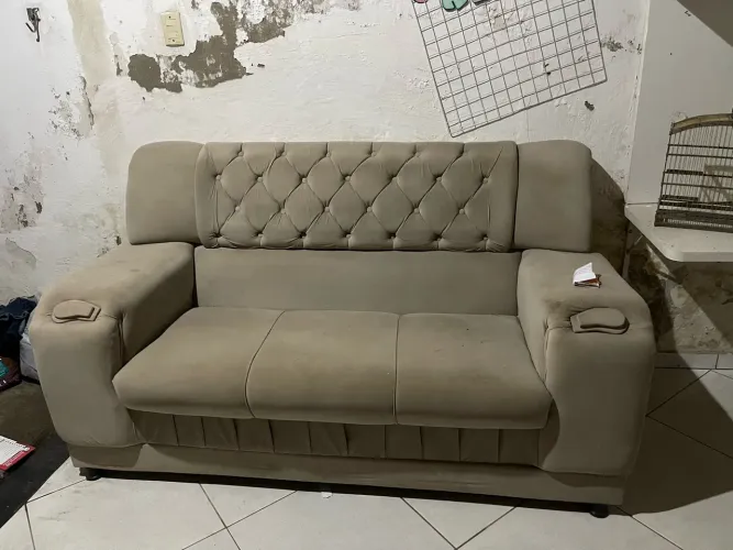 Vende-se sofá com ótimas condições três lugares por apenas 500