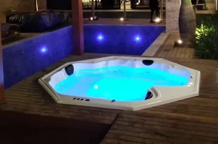 Banheira SPA, Aquecida, iluminada e instalada para até 8 pessoas