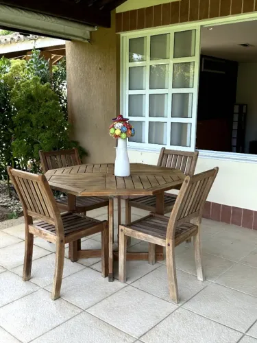 Mesa e 4 cadeiras madeira para varanda
