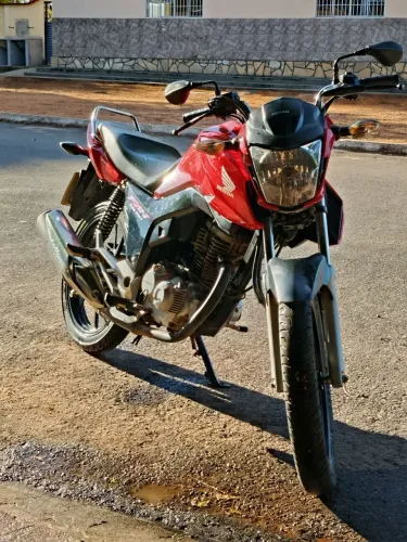 Pneu traseiro está zero, não tem um mês de uso e óleo trocado, só ser feliz