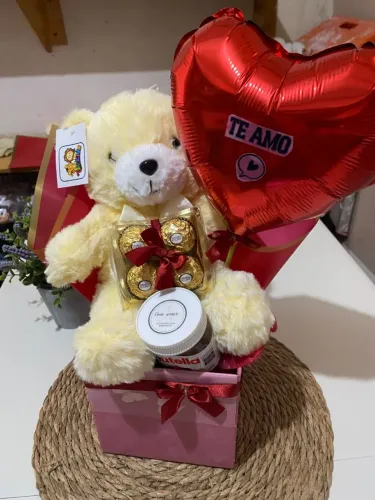 Cesta com chocolate para ocasiões românticas, aniversário a pronta entrega
