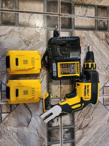 PARAFUSADEIRA DEWALT PROFISSIONAL(2 MESSES DE UZO)