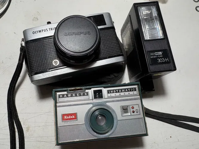 Máquina fotográfica Olympus com flash e Hawkeye