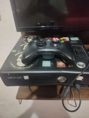 Xbox 360 com 770 jogos na memória e 2 controles