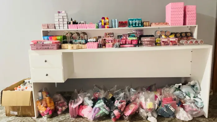 Mercadoria de maquiagem para loja