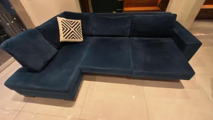 Lindo sofá designer em camurça muito novo! 