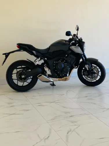 CB 650r 24/24 com apenas 3.800 km