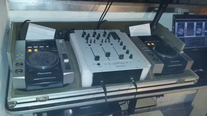 Vende-se uma Case com 2 CdJ 200 da Pienner e um mexer!