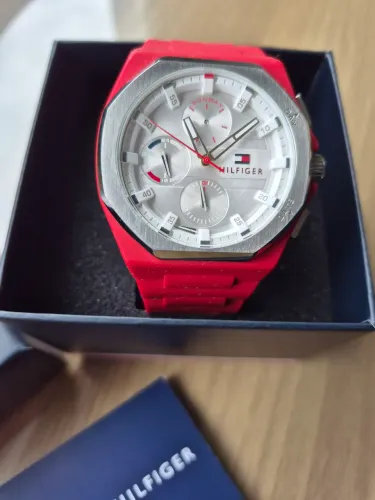 Relógio TOMMY HILFIGER - novíssimo,usado apenas 2 vezes