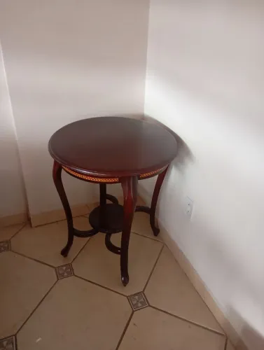 Mesa lateral de sala clássica