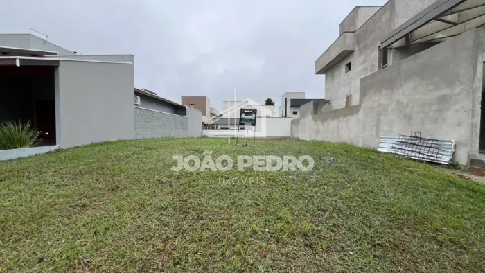 Terreno de 300 m² em Leve Aclive no Condomínio Ouroville