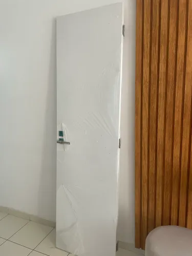 Porta completa com caixa, dobradiça e fechadura