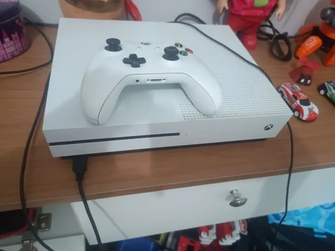 Xbox one seminovo, com 2 manetes e o jogo GTA5