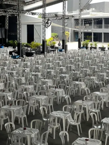 Mesas e cadeiras para alugar