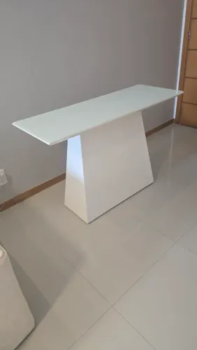 Aparador branco com tampo de vidro super conservado e parecendo novo