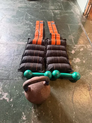 Caneleira 15 kgs + dupla halter 5,0 kgs+ kettlebell ferro 12 kgs