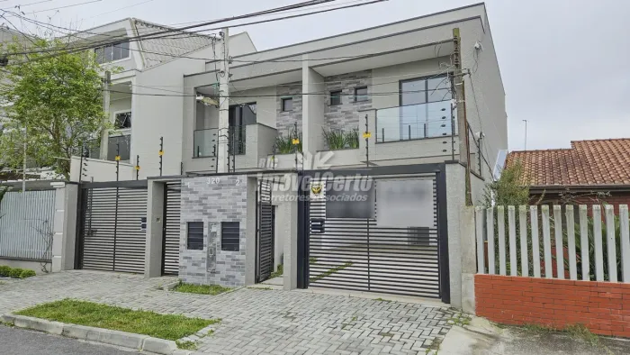 Sobrado duplex de 109 m² com 3 dormitórios sendo 1 suíte e 2 vagas de garagem no Capão da