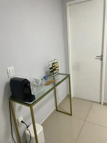 Aparador dourado com tampo de vidro