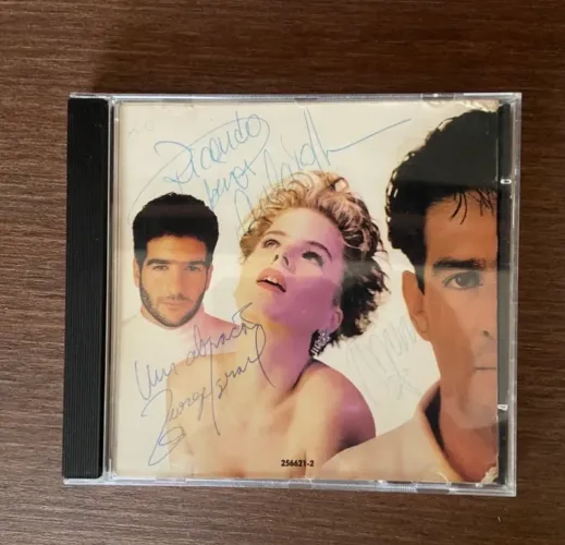 CD Kid Abelha autografado pela banda