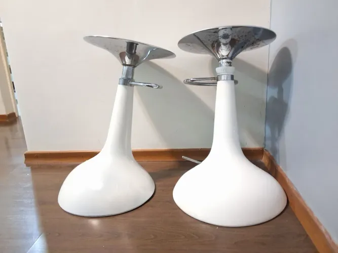 Par de banquetas KALA com base metálica - R$80
