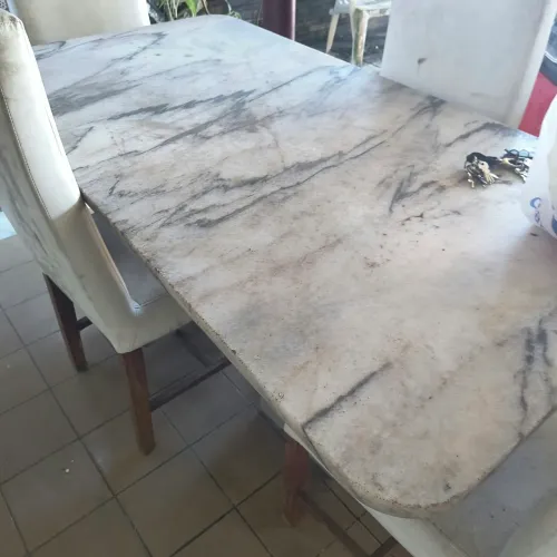Mesa de mármore com 4 cadeiras